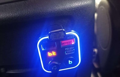 Transmiter USB bluetooth FM z ładowarką USB Xtrobb