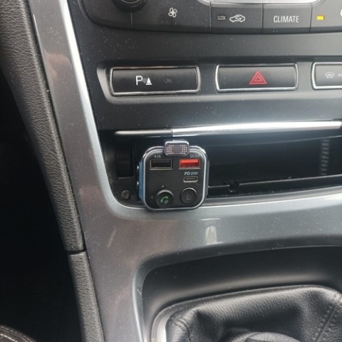 Transmiter USB bluetooth FM z ładowarką USB Xtrobb